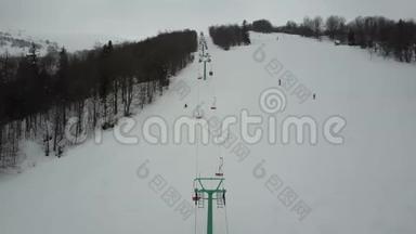喀尔巴阡<strong>滑雪</strong>场从高处。 飞越山脉。 鸟`<strong>人们</strong>在<strong>滑雪</strong>板上下降的视野。